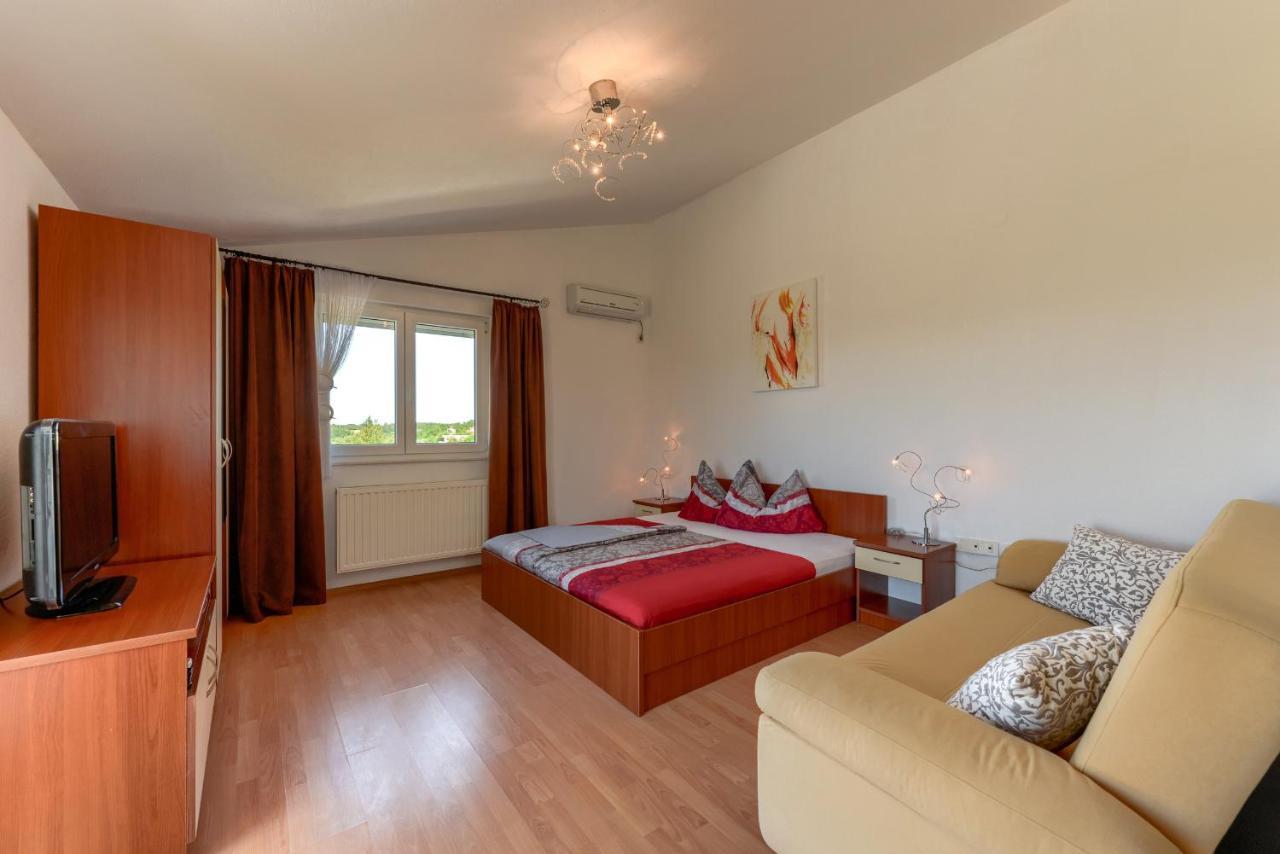 Haus Lilli Mit Pool Apartment Razanac Exterior photo